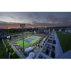 Vista del estadio de tenis al atardecer