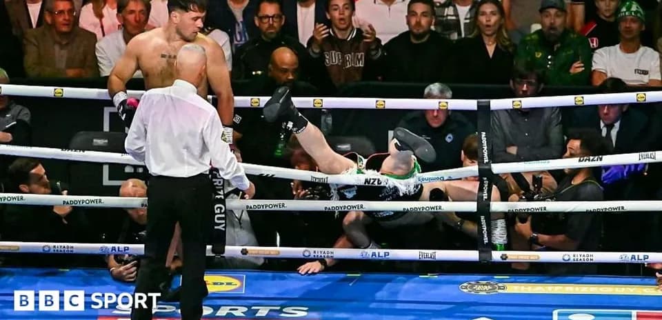 Boxeador caído fuera del ring durante pelea