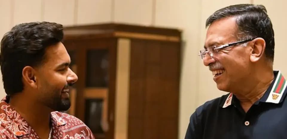 Dos personas sonriendo y conversando en interiores