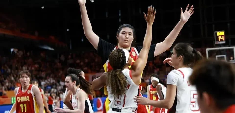 Jugadora bloqueando un tiro en partido de baloncesto