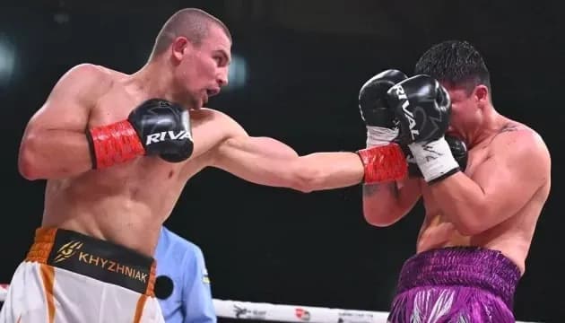 Boxeador lanzando un golpe a su oponente
