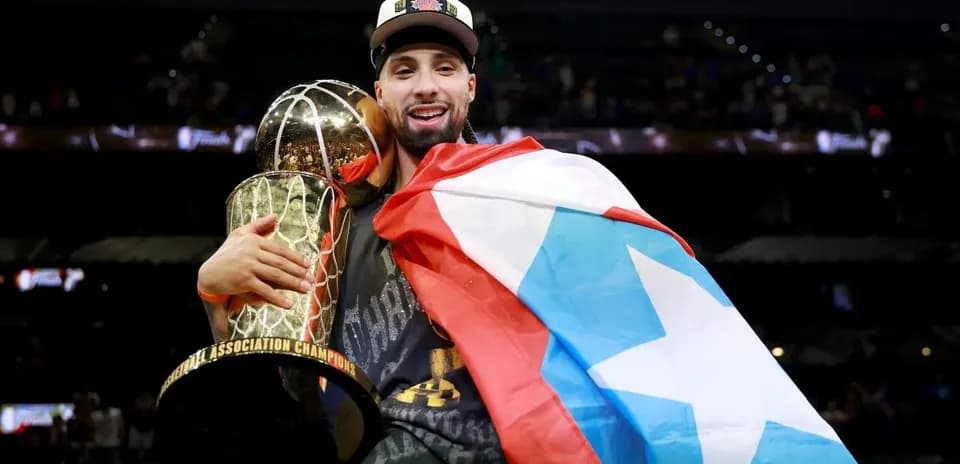 Jugador sosteniendo trofeo con bandera puertorriqueña
