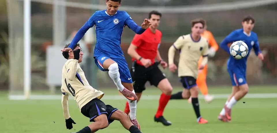 Jugador de Chelsea saltando sobre adversario en el campo