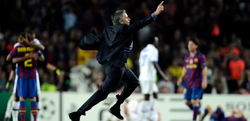 Entrenador celebrando en el campo tras el partido