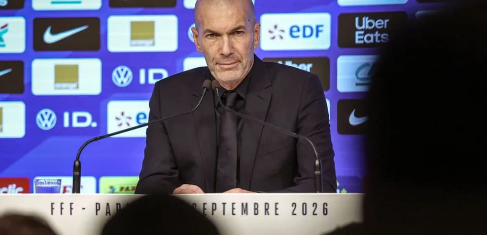 Entrenador en conferencia de prensa en París