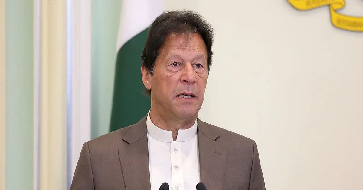 Persona hablando en un podio con bandera de Pakistán