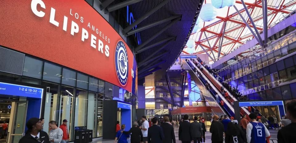 Exterior del estadio de Los Angeles Clippers lleno de gente