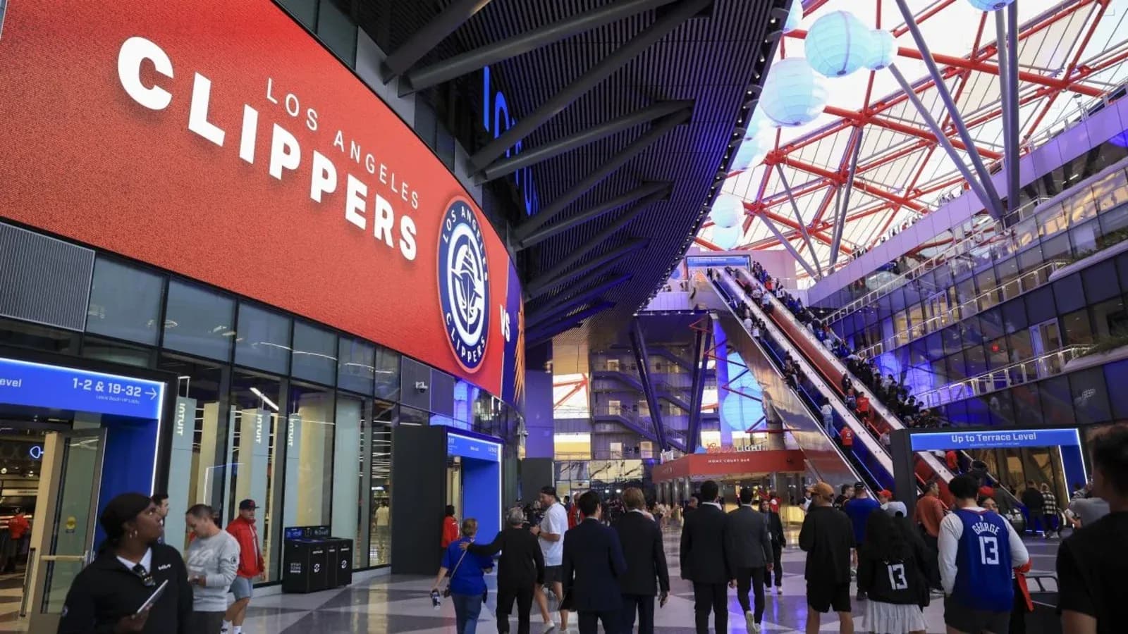 Exterior del estadio de Los Angeles Clippers lleno de gente