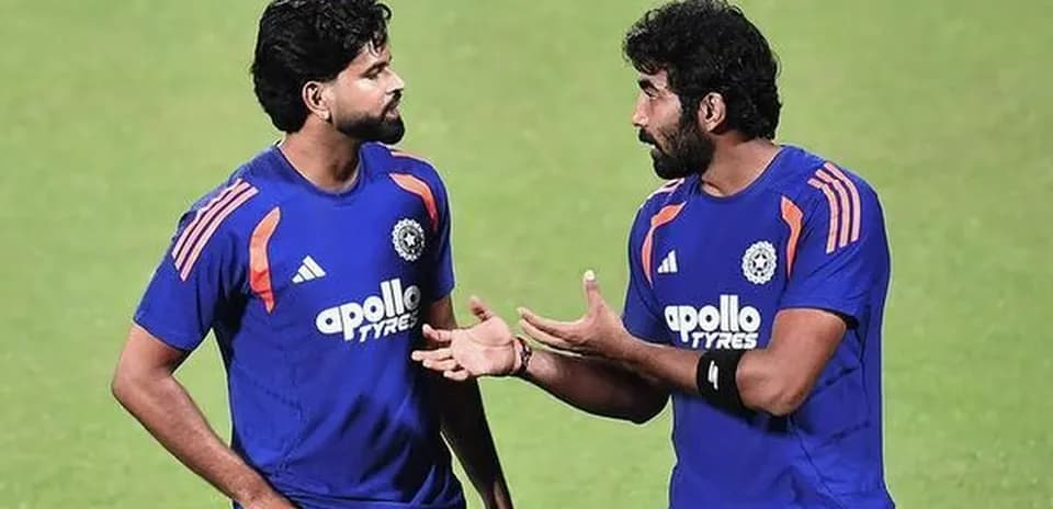 Jugadores conversando durante sesión de entrenamiento