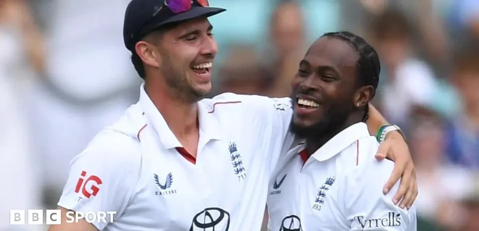 Jugadores de cricket de Inglaterra celebrando juntos