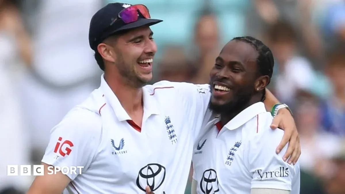 Jugadores de cricket de Inglaterra celebrando juntos