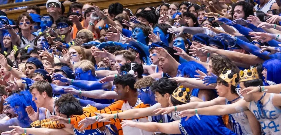 Aficionados animando con caras y cuerpos pintados de azul