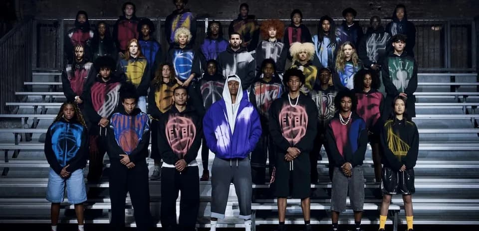 Grupo de personas en sudaderas coloridas en gradas