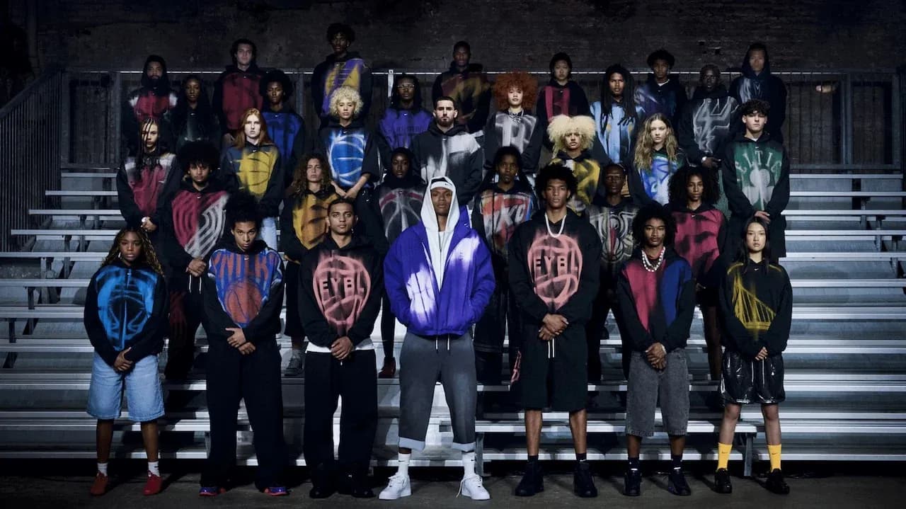 Grupo de personas en sudaderas coloridas en gradas