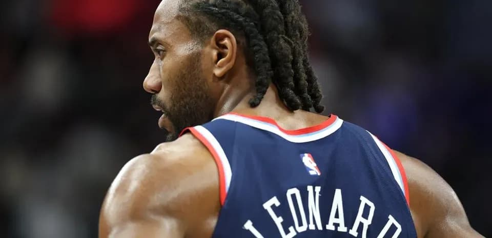 Jugador con camiseta de los Clippers durante partido