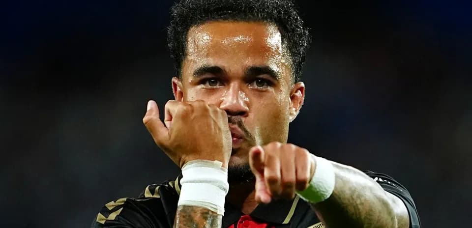 Jugador señalando con las manos en el partido