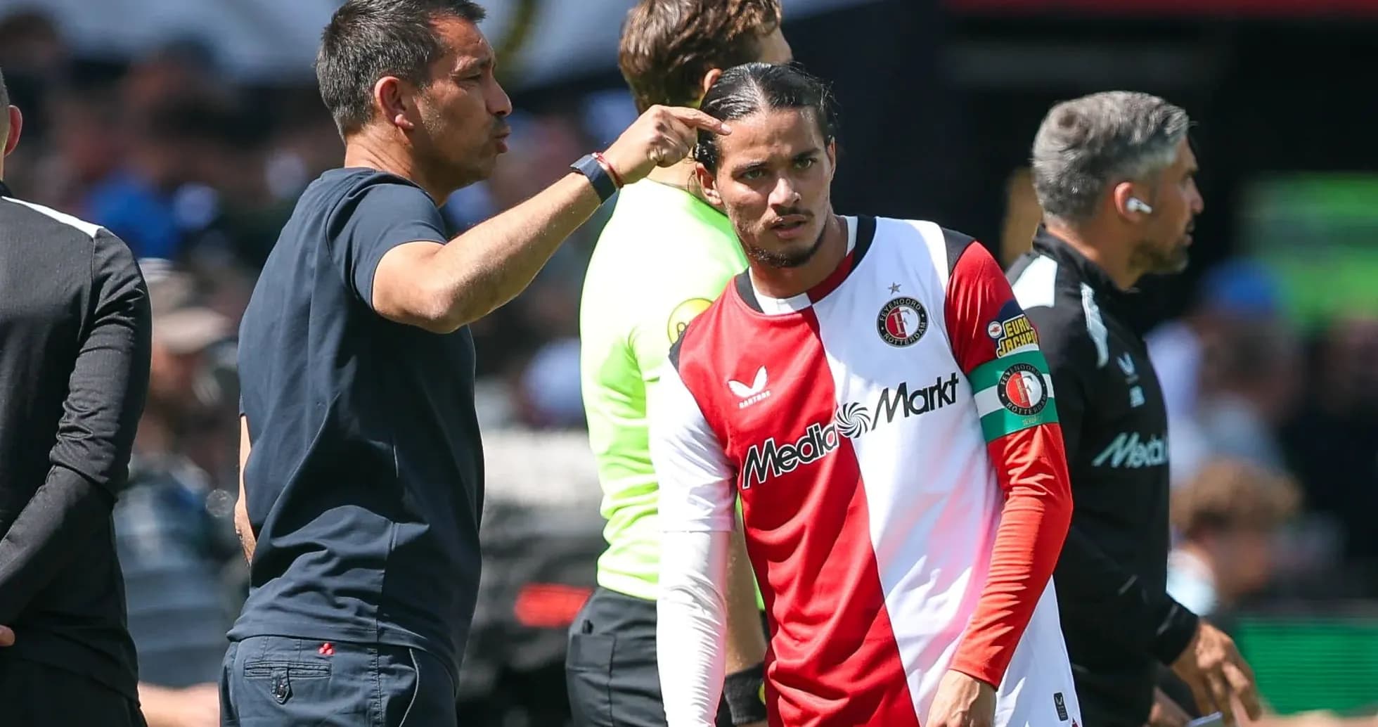 Entrenador dando instrucciones a jugador de Feyenoord