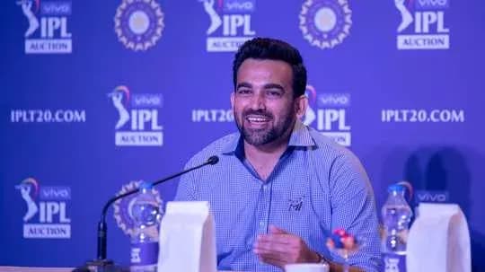 Hombre hablando en conferencia de prensa de IPL