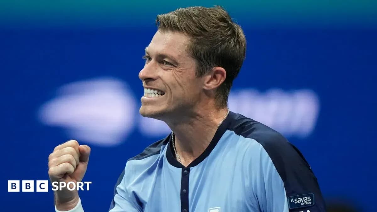 Jugador de tenis celebrando con el puño cerrado