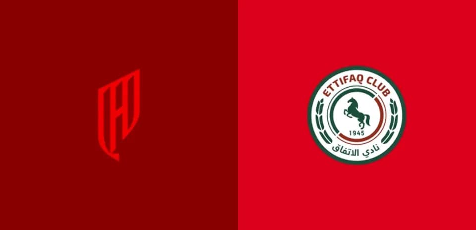Logos de equipos en fondo rojo, Club Ettifaq y otro