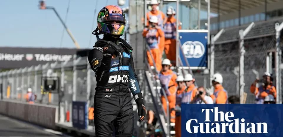 Piloto celebrando en el podio después de la carrera
