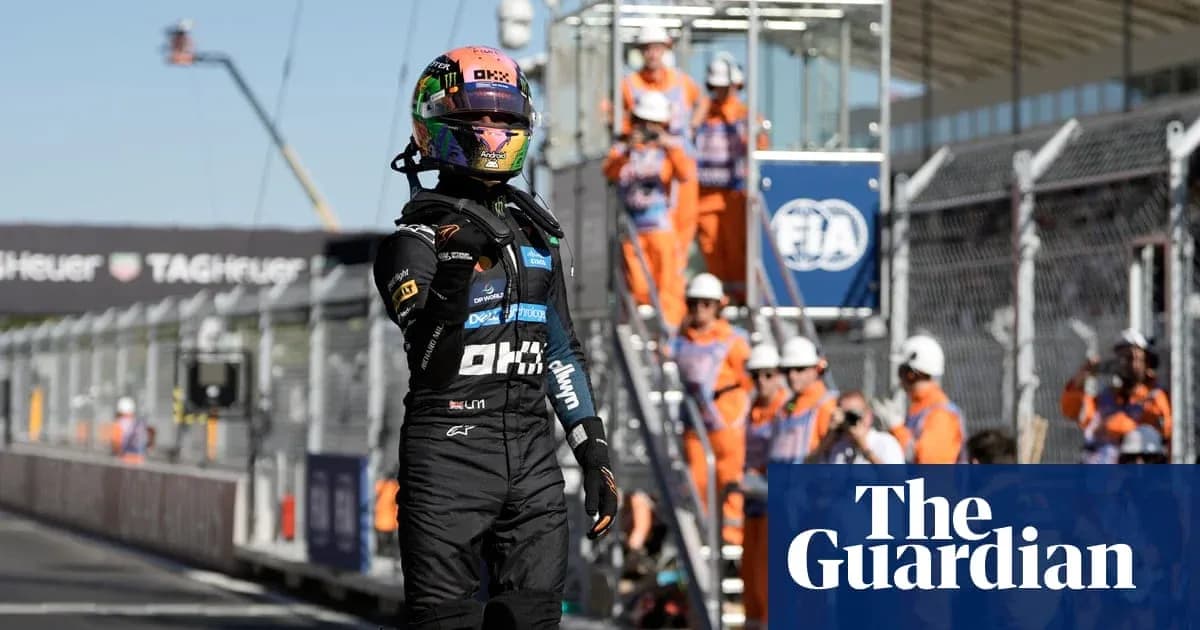 Piloto celebrando en el podio después de la carrera