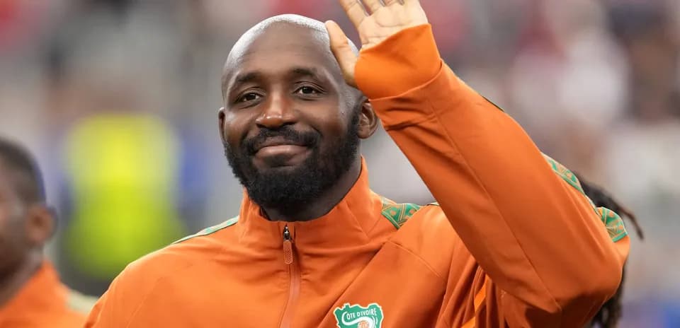 Jugador de Costa de Marfil saludando en el campo