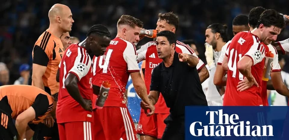 Entrenador dirigiendo a jugadores de Arsenal durante el partido