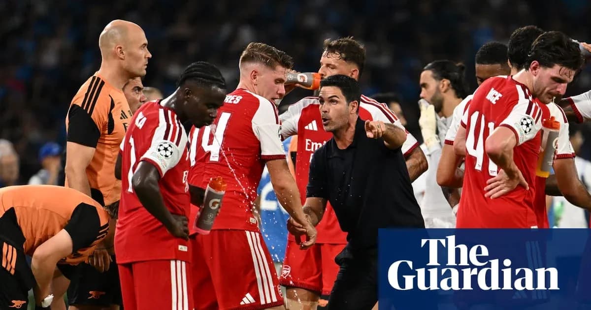 Entrenador dirigiendo a jugadores de Arsenal durante el partido