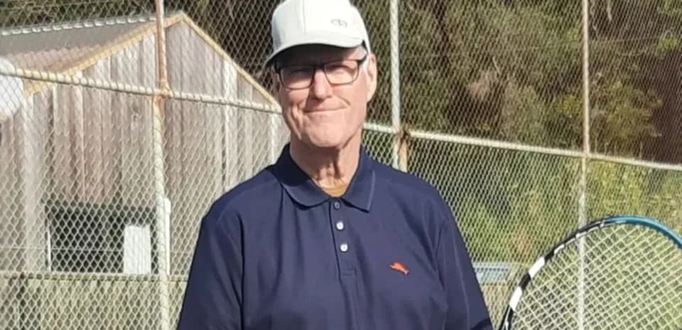 Hombre sosteniendo una raqueta de tenis en la cancha