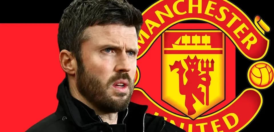 Hombre con barba frente al logo de Manchester United