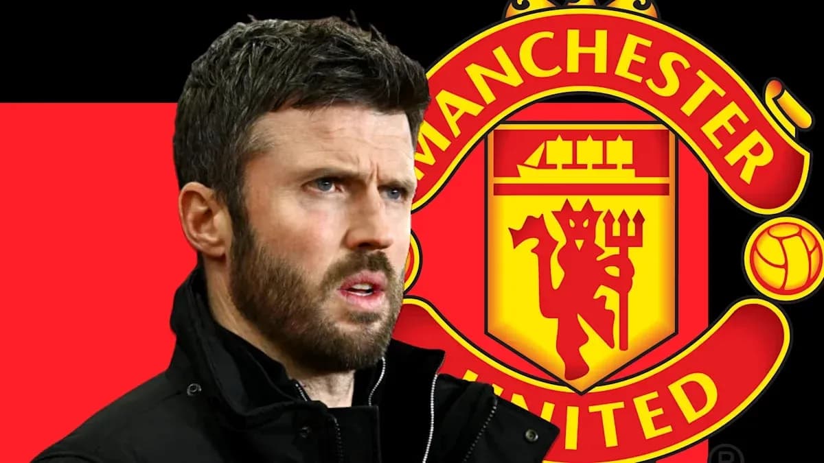 Hombre con barba frente al logo de Manchester United