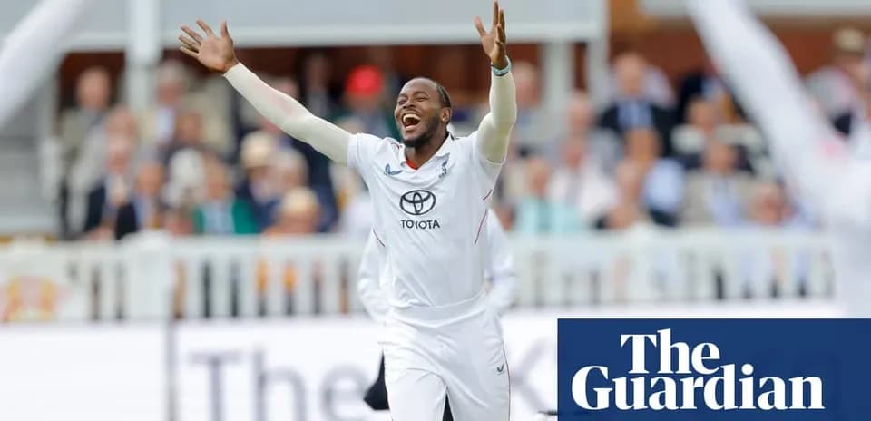 Jugador celebrando un wicket en un partido de cricket
