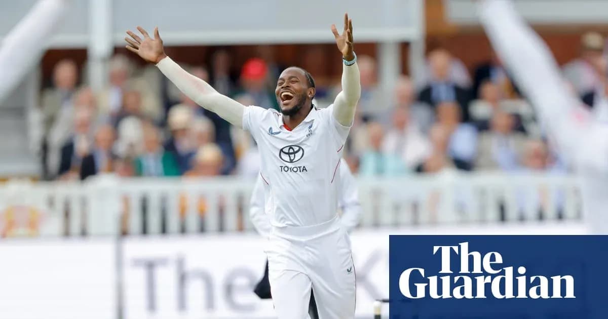 Jugador celebrando un wicket en un partido de cricket