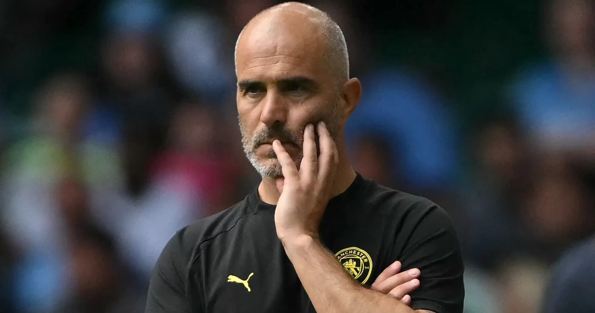 Entrenador observando el partido con preocupación