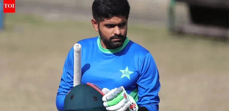 Jugador de cricket sosteniendo un bate en entrenamiento