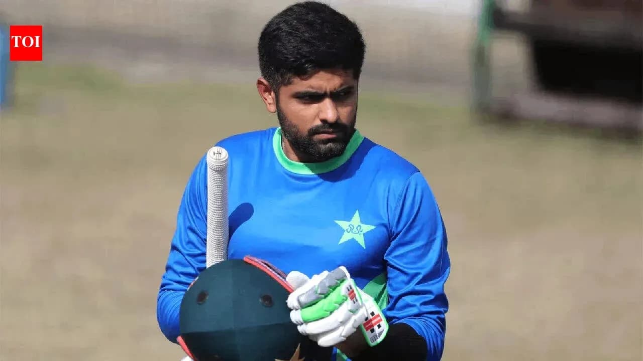 Jugador de cricket sosteniendo un bate en entrenamiento