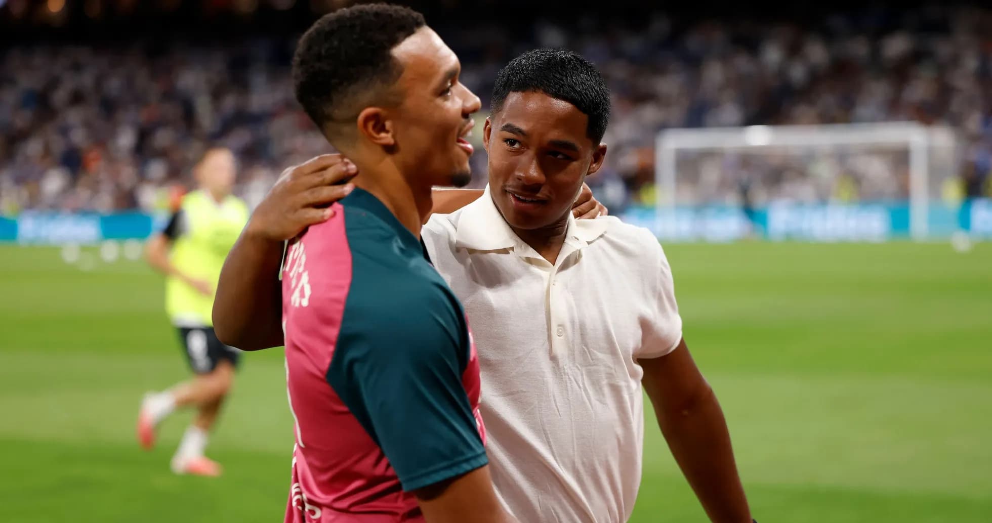Dos jugadores saludándose en el campo de juego