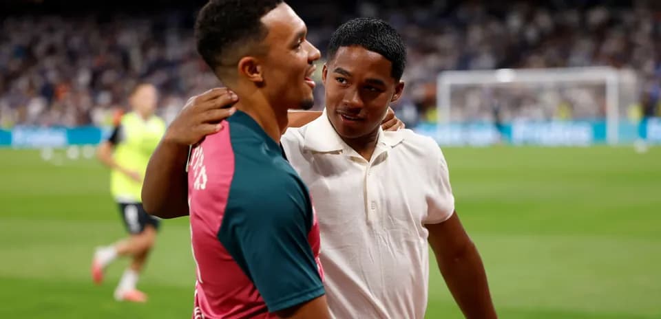 Dos jugadores saludándose en el campo de juego