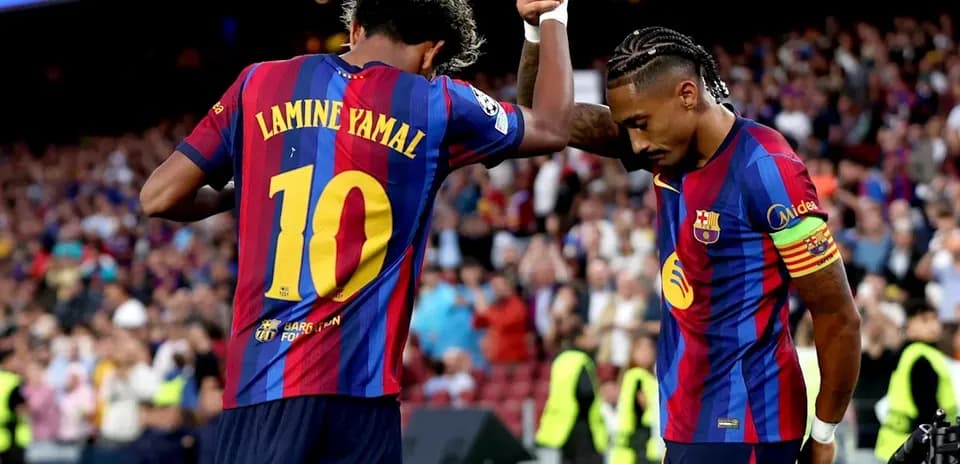 Lamine Yamal y jugador celebrando en el campo