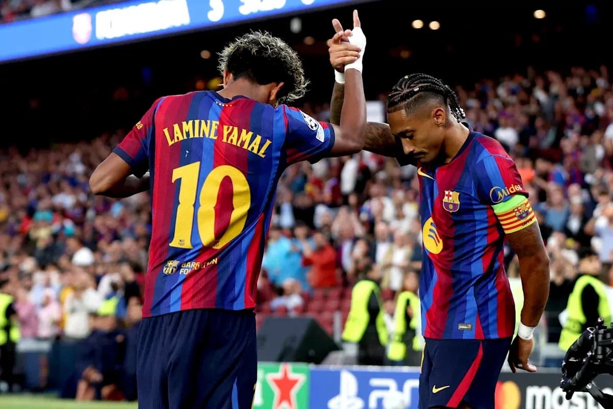 Lamine Yamal y jugador celebrando en el campo