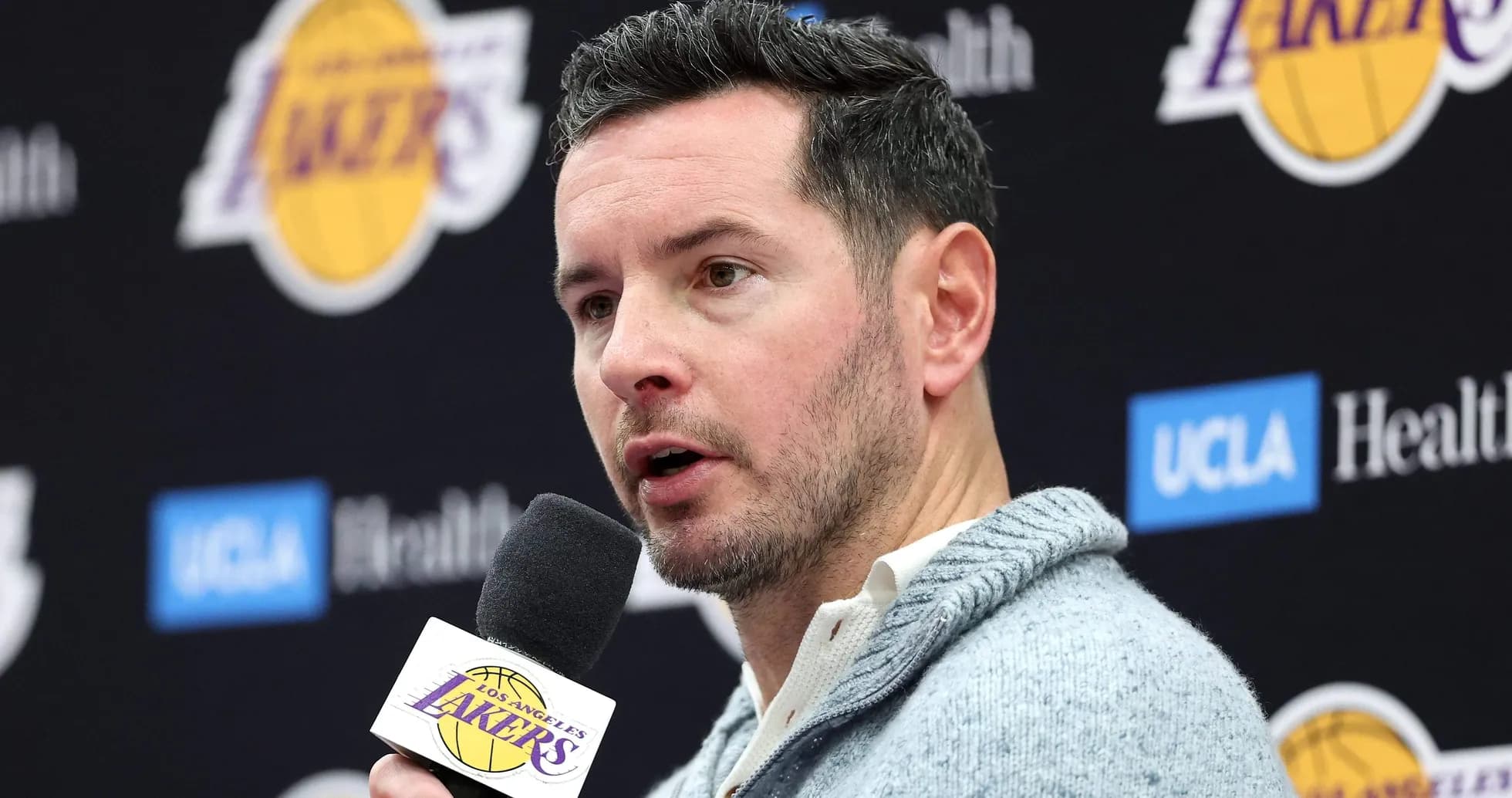 Persona hablando en conferencia de prensa de Lakers