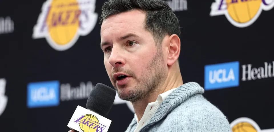 Persona hablando en conferencia de prensa de Lakers