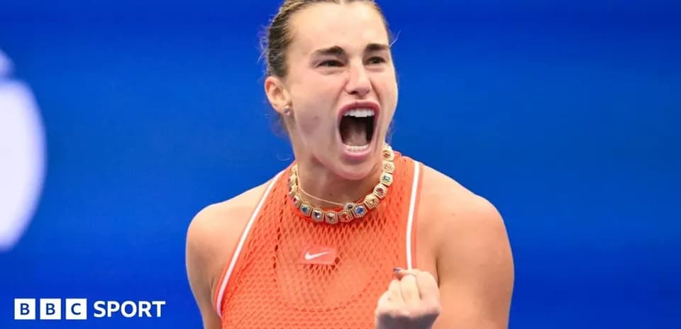 Jugadora de tenis celebrando con puño cerrado