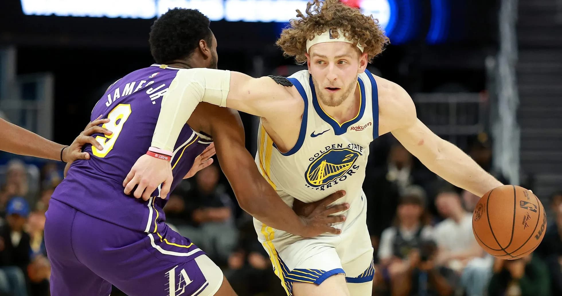 Jugador de Golden State driblando mientras es marcado