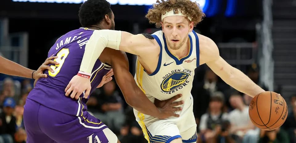 Jugador de Golden State driblando mientras es marcado