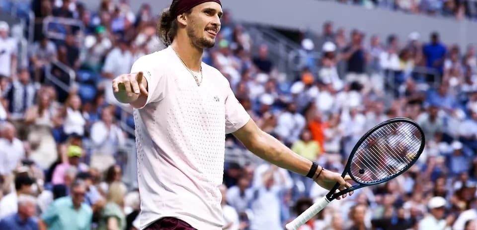 Jugador de tenis en la cancha durante un partido