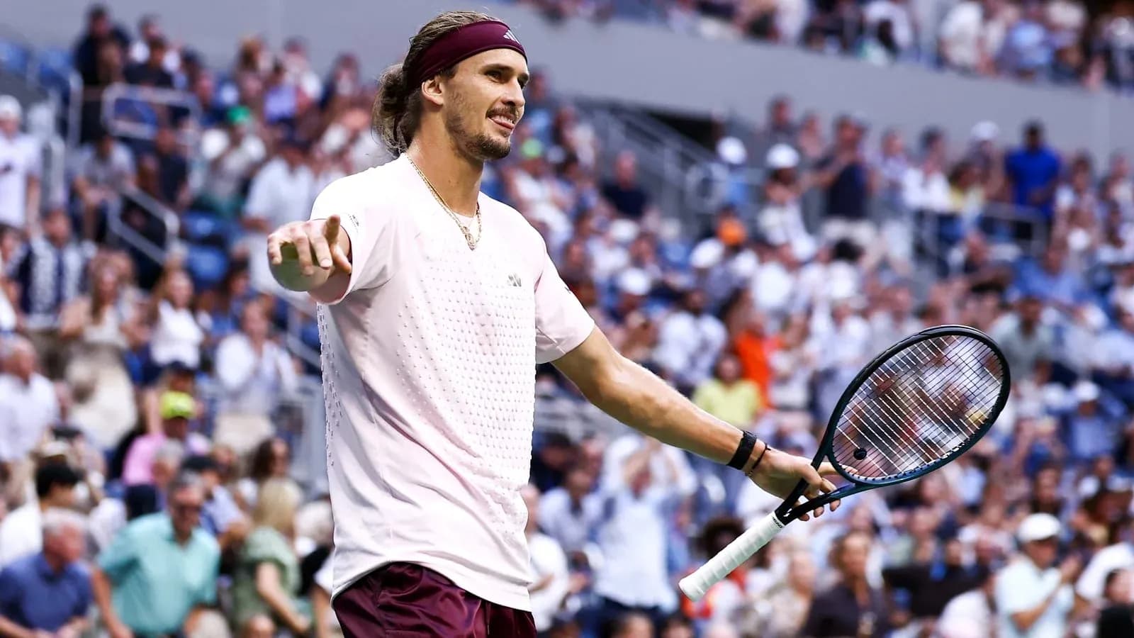 Jugador de tenis en la cancha durante un partido
