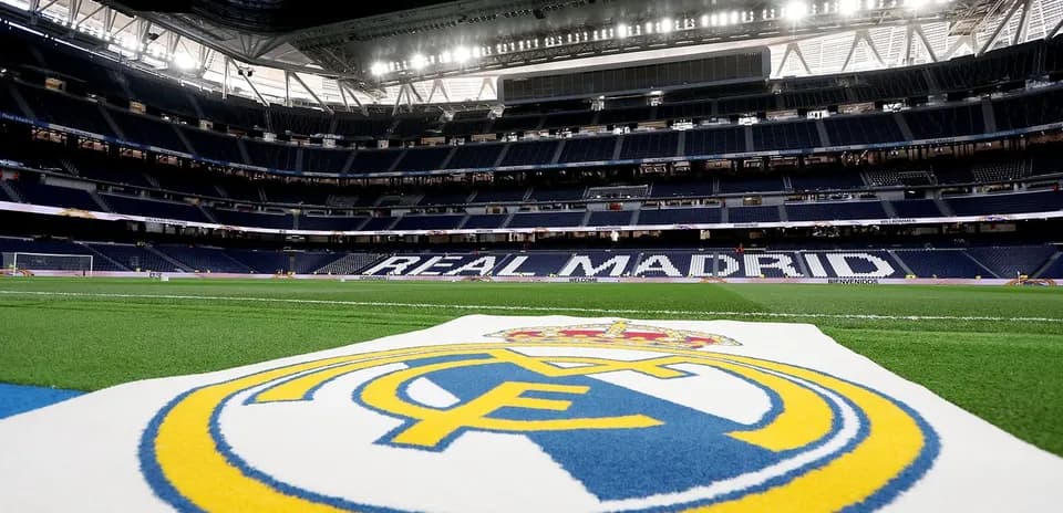 Campo del Santiago Bernabéu con escudo del Real Madrid