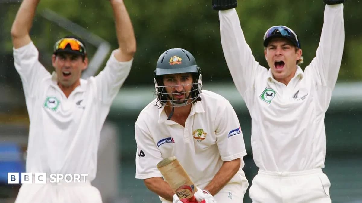 Jugador de cricket bateando con dos jugadores celebrando